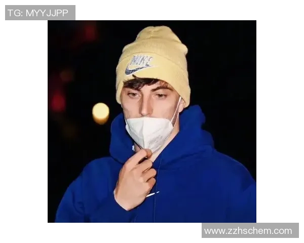 足球女守门员英姿:球星头像展现力量与优雅